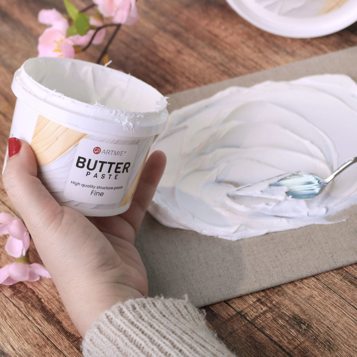 Ανοιχτό δοχείο και στρώση πάστας ARTMIE Butter Fine απλωμένη σε καμβά με σπάτουλα