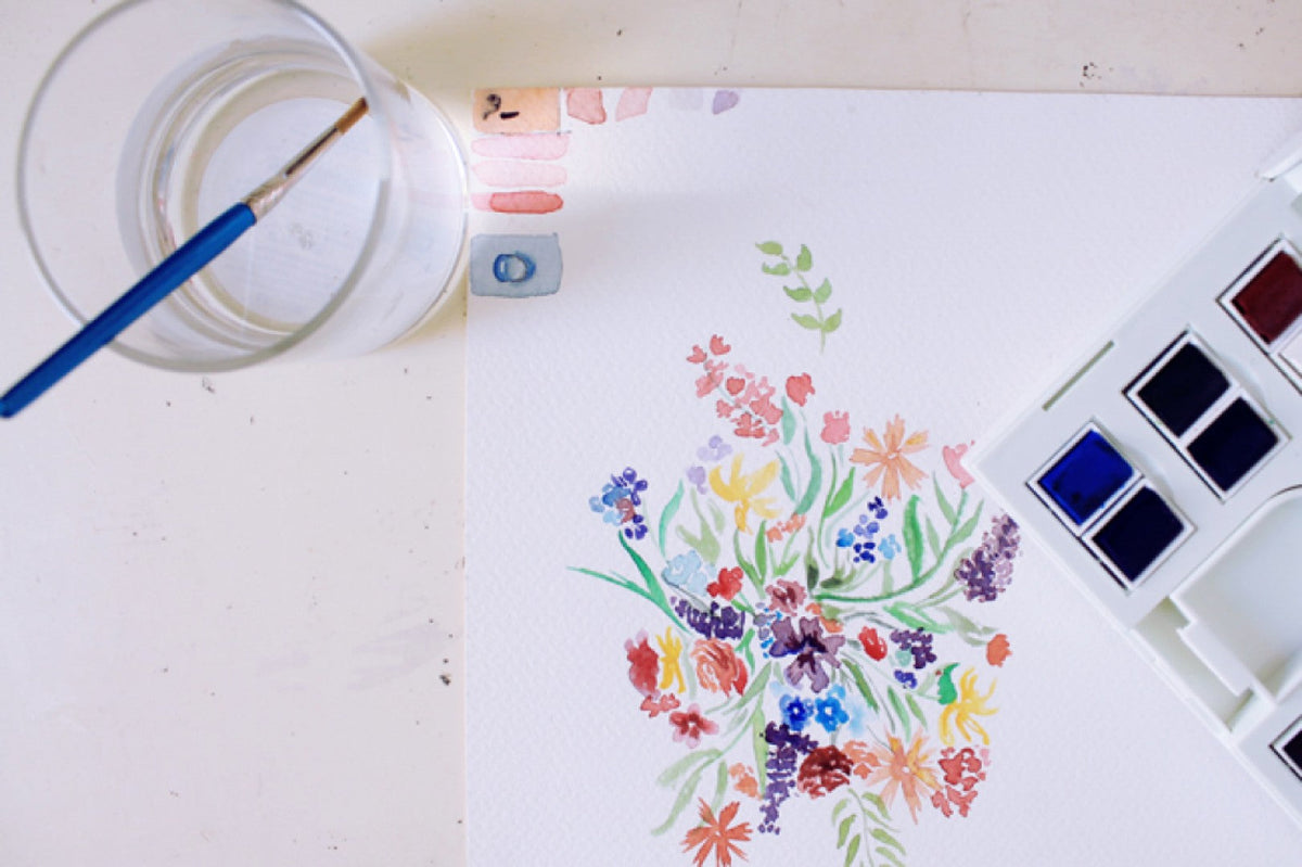 Malen mit Aquarellfarben auf einer Leinwand