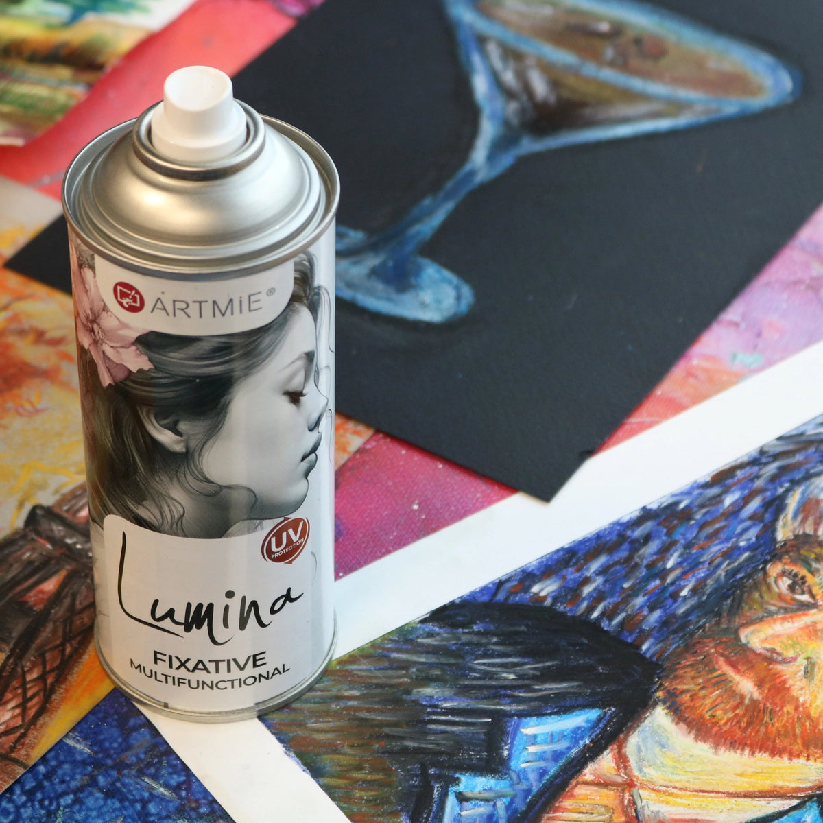 Σπρέι στερέωσης ARTMIE Lumina πάνω σε έγχρωμα σχέδια με παστέλ