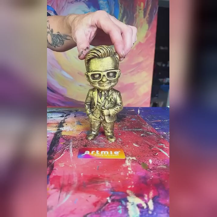 Φιγούρα chibi από φωτογραφία για ζωγραφική – πραγματικό βίντεο: η λευκή φιγούρα τυπωμένη από φωτογραφία και η ζωγραφική της στο ατελιέ ARTMiE.